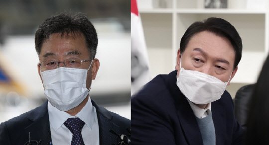 화천대유 대주주 김만배(왼쪽)씨, 윤석열 국민의힘 대선후보. <연합뉴스>